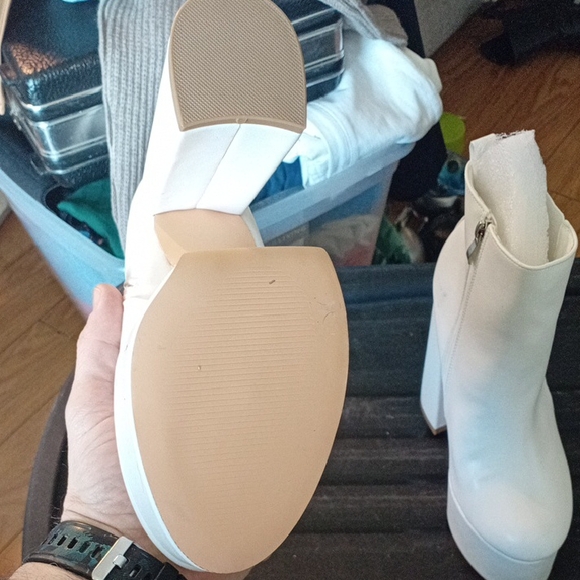 Elegant White Heeled Boots - Picture 3 of 3